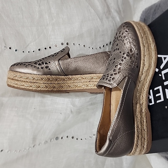 EUC! Naturalizer Whitley 2 LIght Bronze Platform Slip-on Shoes Size 6 - Picture 4 of 6